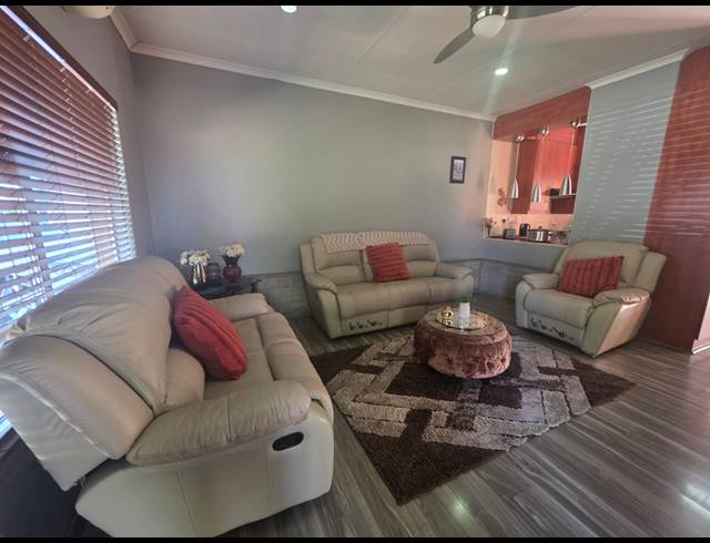 2 BEDROOM TOWNHOUSE FOR SALE IN VANDERBIJLPARK CE 2